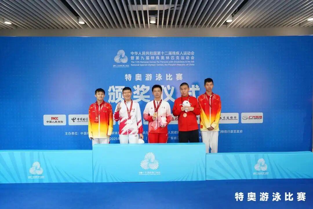 王天浩（中）获得男子100米蛙泳金牌。