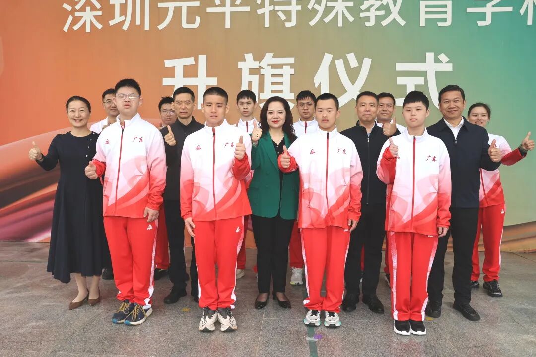 学校领导班子赛前鼓励运动员。