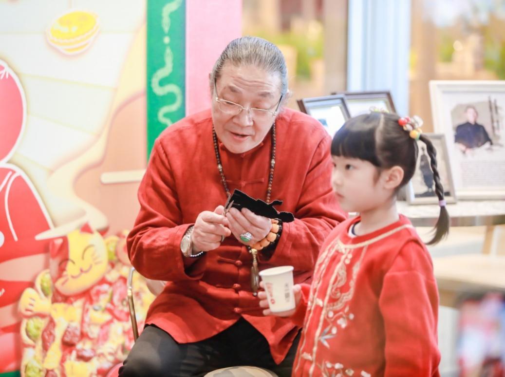 剪影大师、省级非遗传承人刘期培现场给小朋友剪影