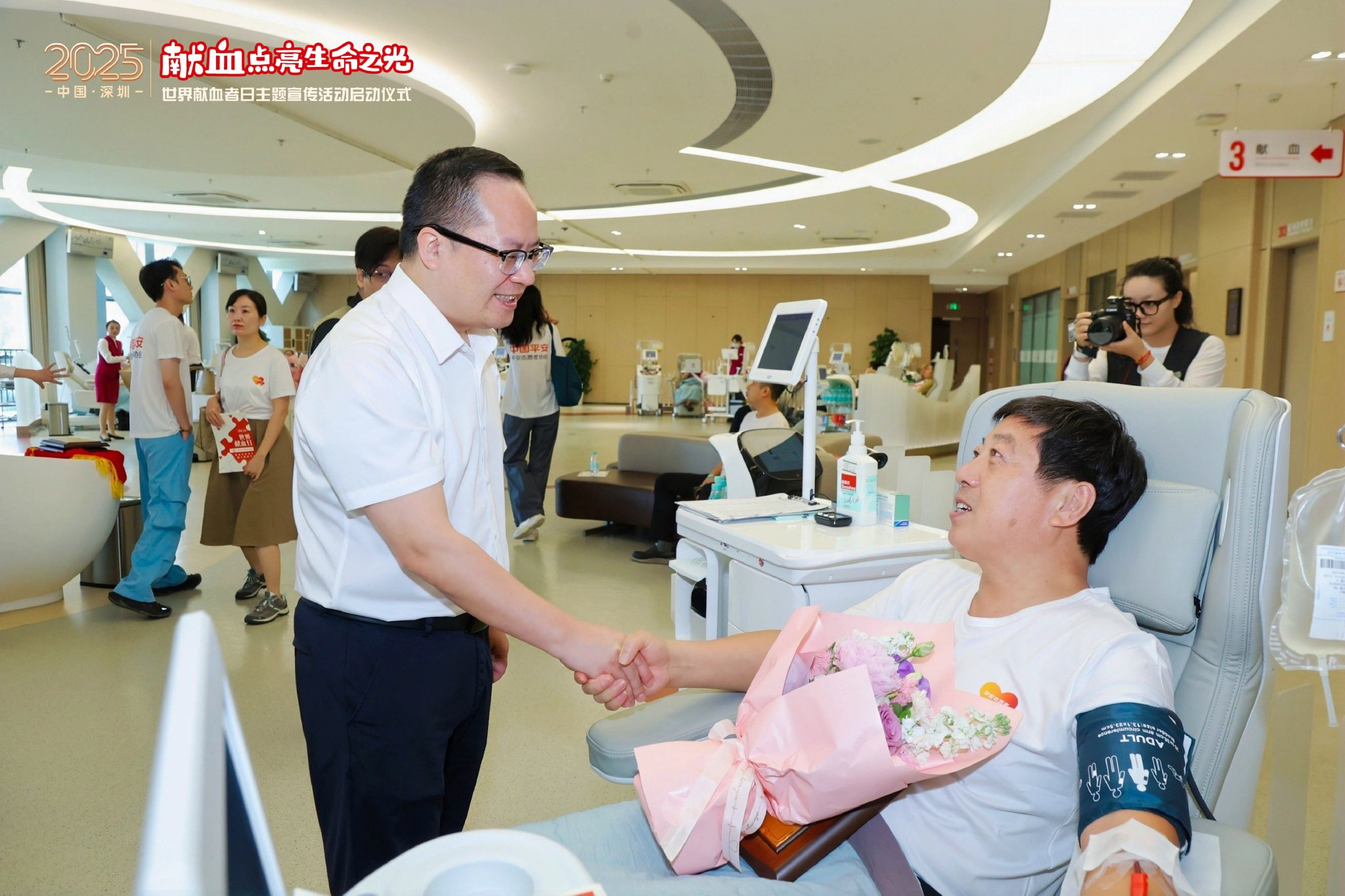 仪式后,与会领导前往深圳市血液中心三楼献血大厅慰问正在献血的无偿献血者。