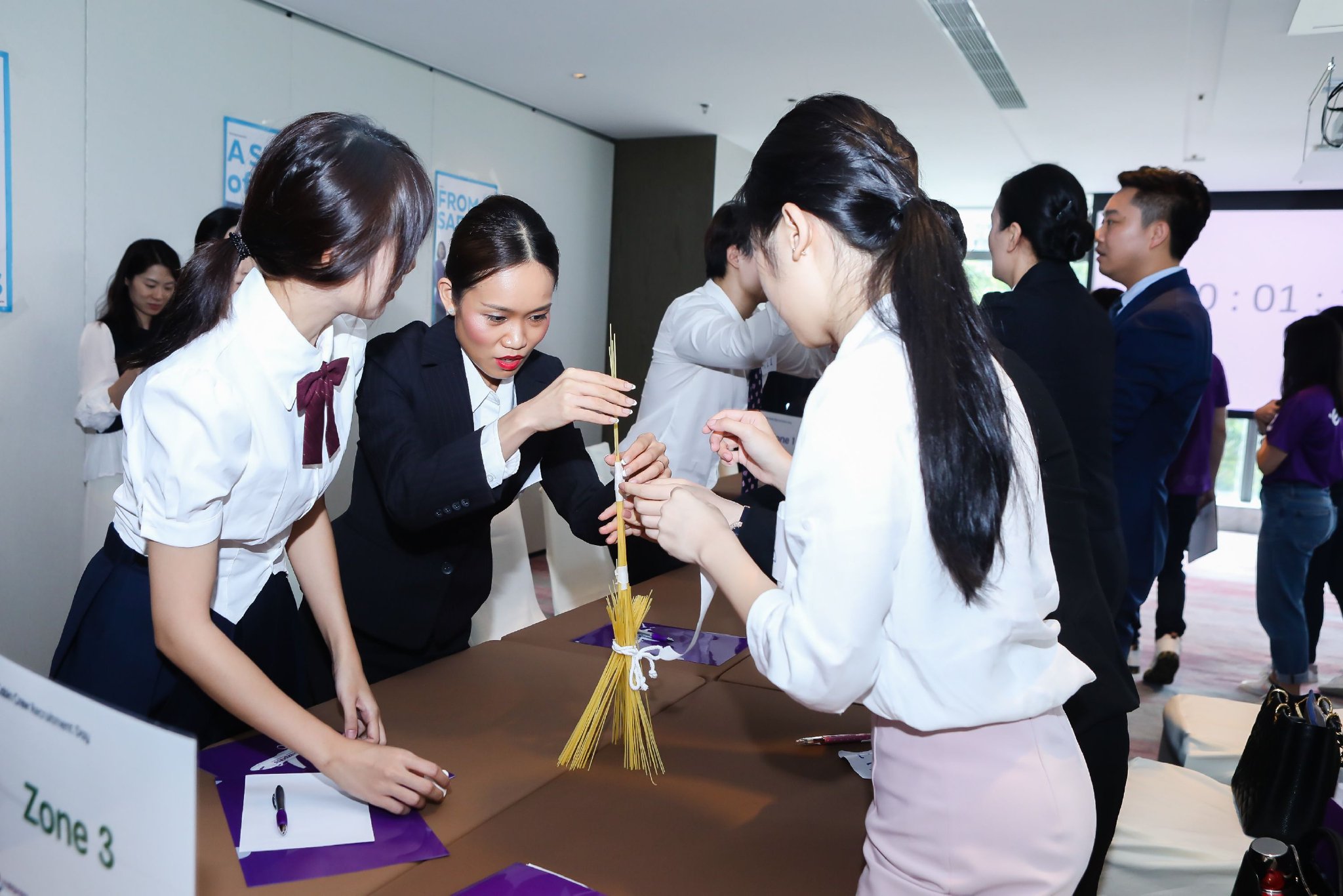 应聘者搭建意大利面塔，展现智慧与团队协作能力
