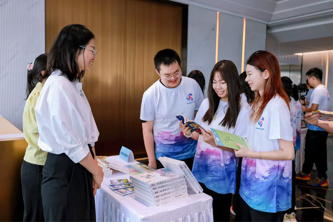 香港青年仔细阅读梅林介绍手册、了解梅林这座“城央桃源”发展情况