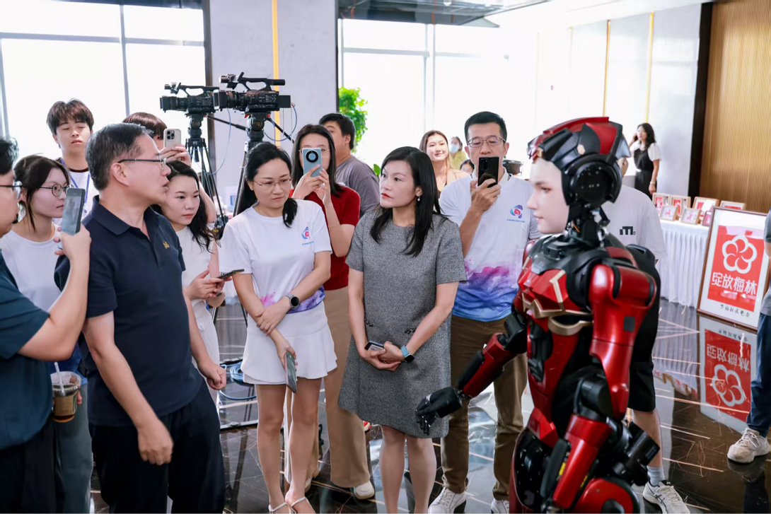黎瑞琼聆听数字华夏负责人介绍仿生人形机器人“夏澜”