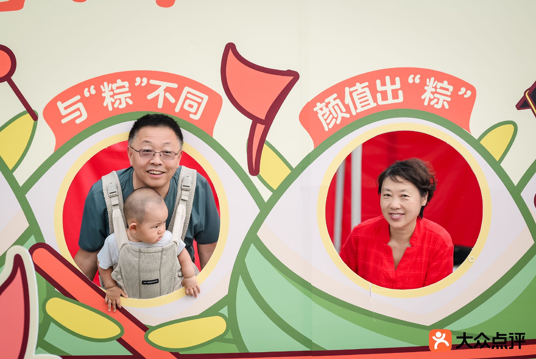 趣味打卡装置吸引市民纷纷合影留念。