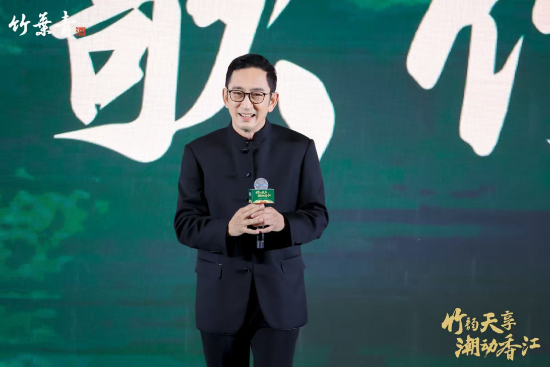 香港演员吴启华演唱《倚天屠龙记》主题曲《风起云涌》