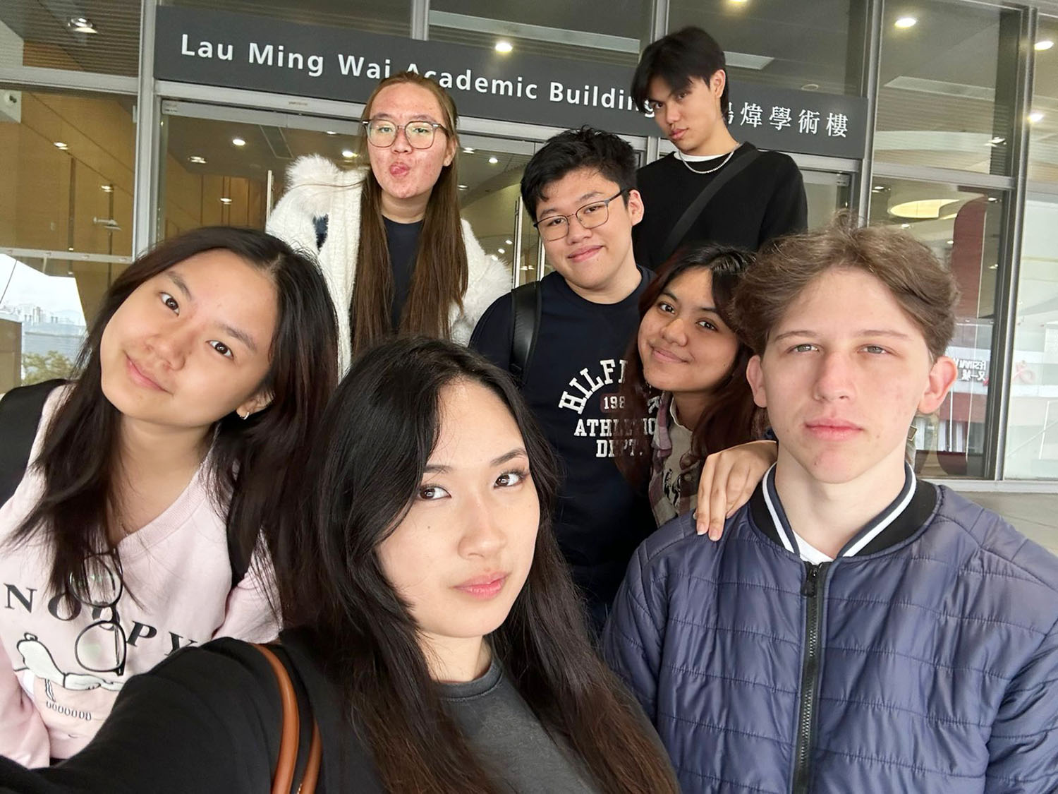 来自哈萨克斯坦的学生Assel Sarzhanova（前排中）及来自南非的学生Daniel Bruwer（前排右）