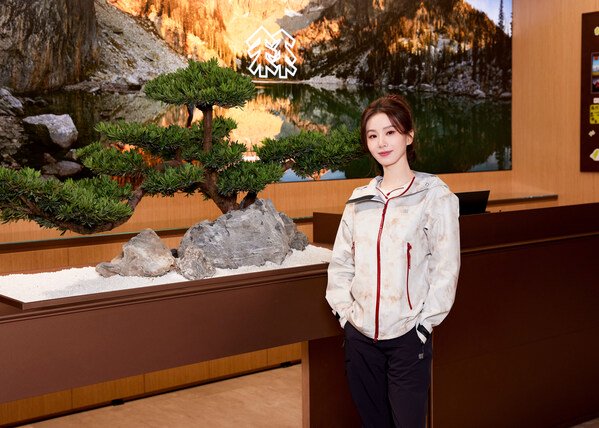 品牌代言人刘诗诗出席可隆深圳万象城KOLON KRAFT旗舰店开业仪式。