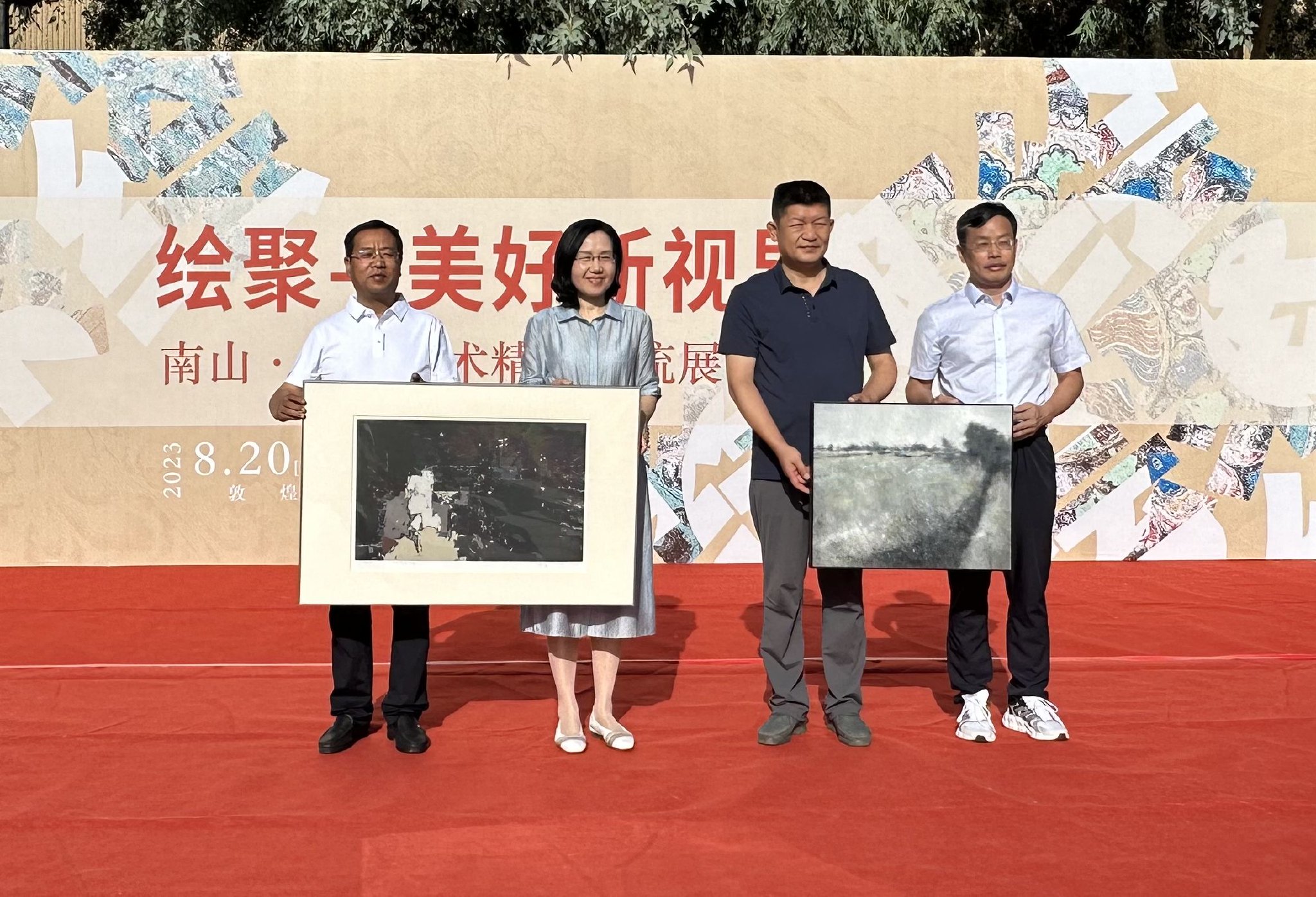 　　南山区委宣传部二级调研员戴纪锋、南山区文联副主席郑朝晖向敦煌市博物馆赠送两幅南山艺术家作品。