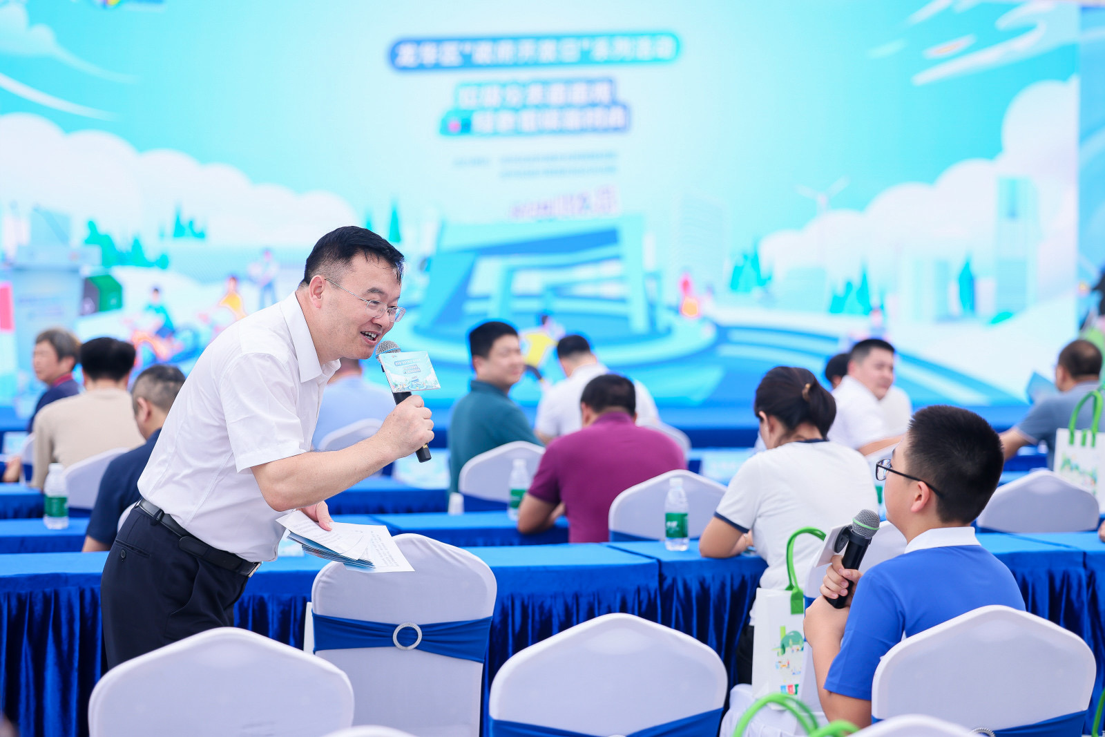 龙华区政务服务和数据管理局负责政务公开工作的李载强在“垃圾分类面面观”环节中,与学生进行互动。
