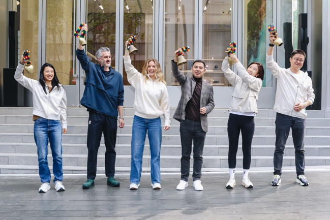 从左至右：On昂跑亚太区总经理 蔡以佳女士，On昂跑首席营销官 Alex Griffin先生，On昂跑首席商务官 Britt Olsen女士，华润万象生活执行董事、副总裁、商业航道总经理 王磊先生，On昂跑大中华区线下业务高级总监 李美娜女士，华润万象生活商业航道华南大区总经理 郭洪亮先生