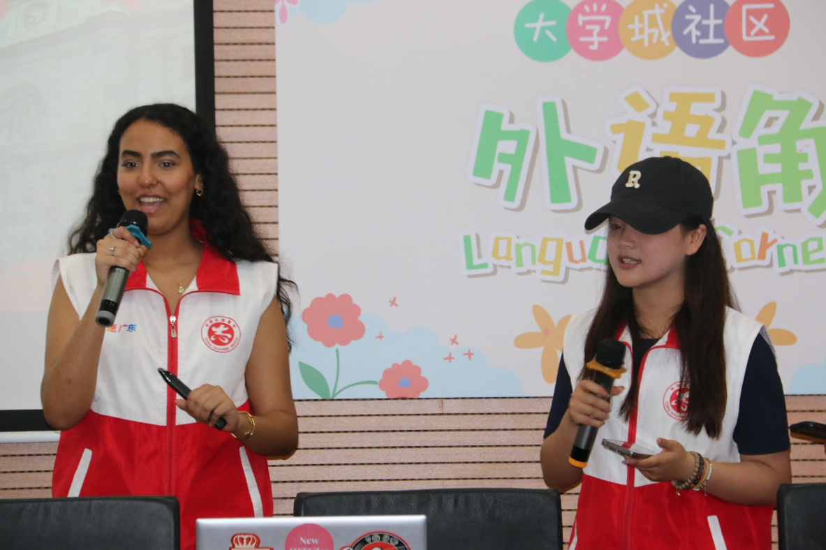 留学生志愿者参与社区“周末伴读营”外语角系列活动