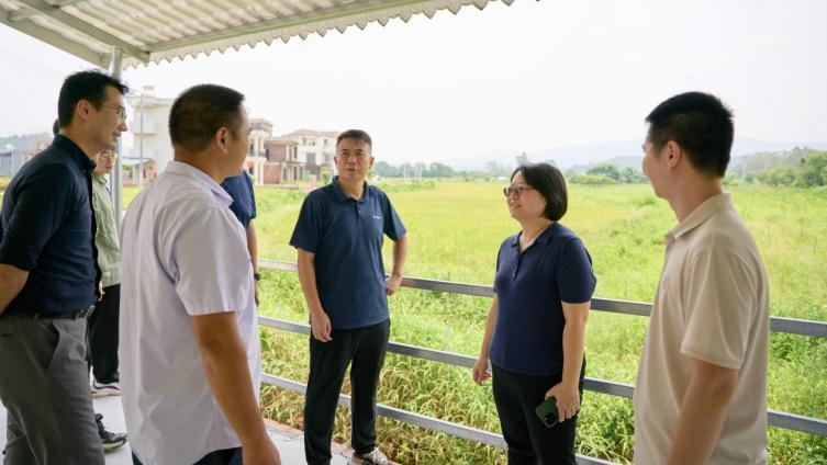 广发银行深圳分行副行长、工会主席陈宁在河源柏埔镇与当地驻村干部沟通。