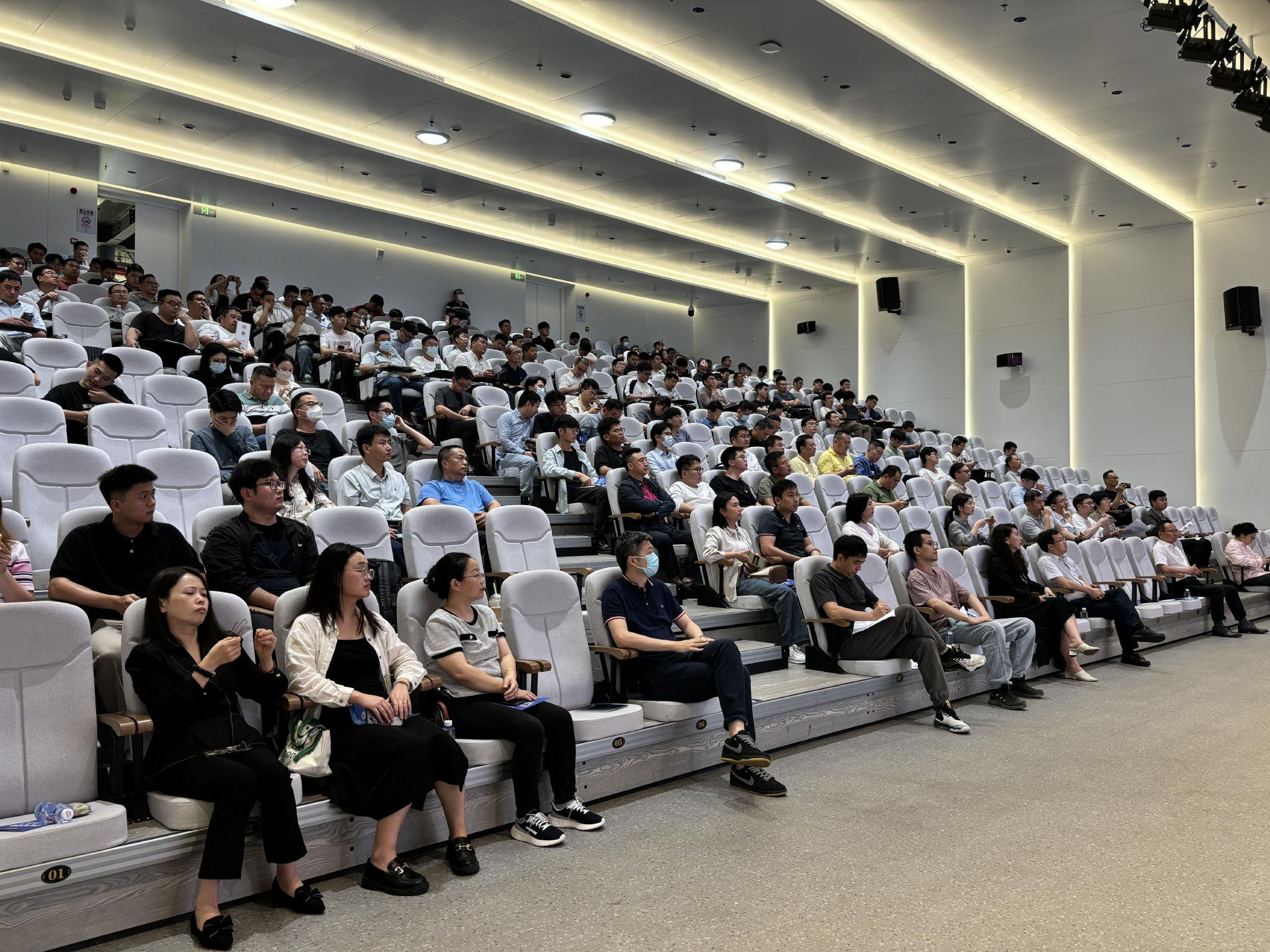 ▲《深圳市智能建造技术目录（第二版）》宣贯培训会现场