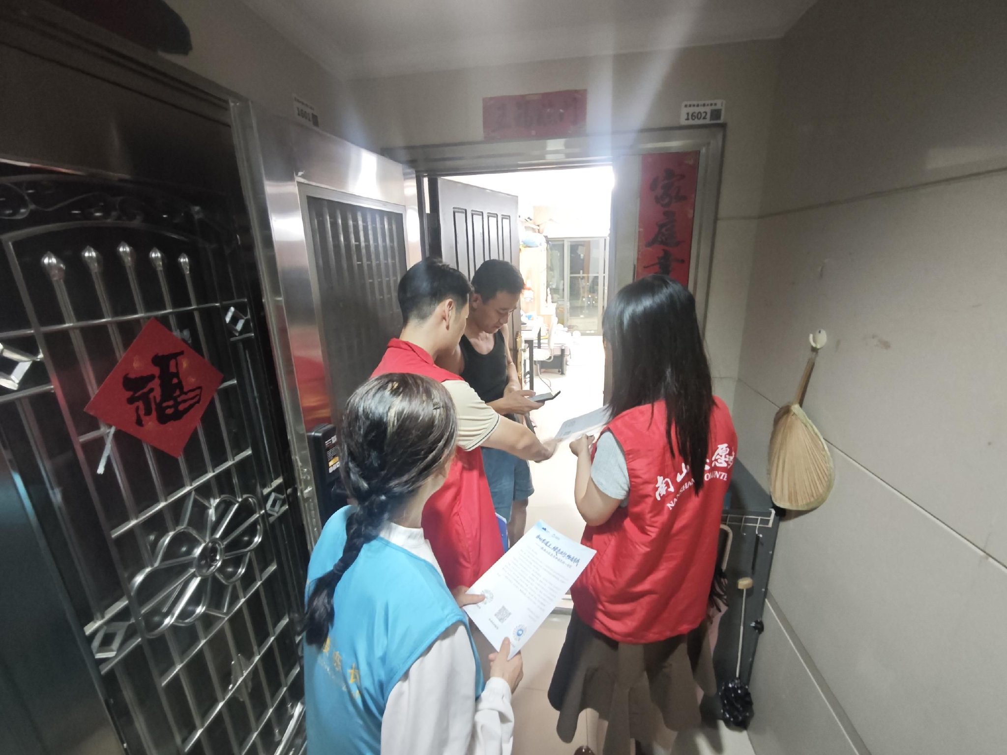 小区党员志愿者逐步上户，把出行提示送到居民家中。