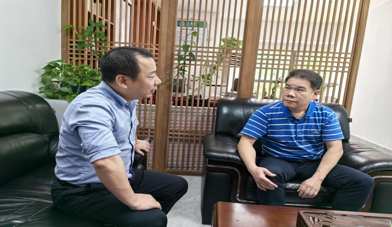  社区党委书记和百达利物业负责人在永六街现场商讨