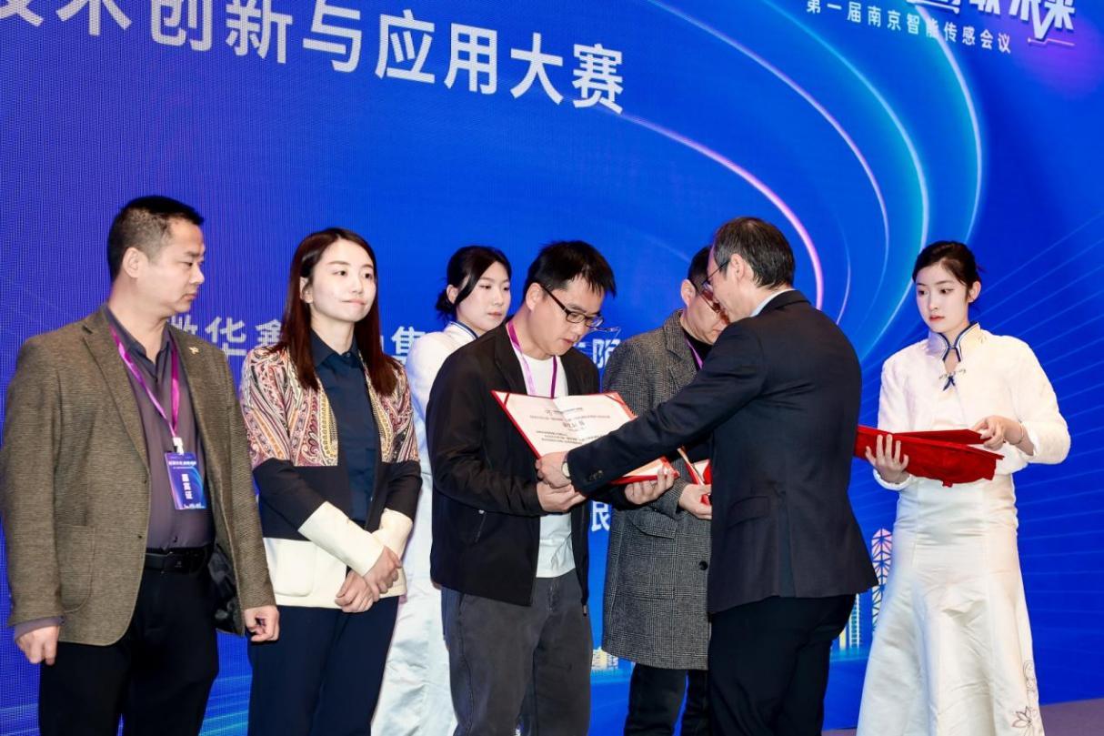 捷通科技创始人兼总经理谢新民（左一）现场接受颁奖