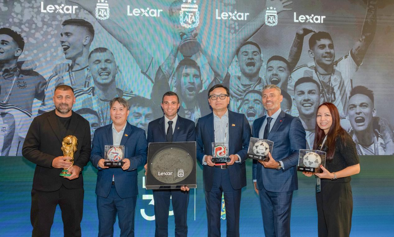 　　江波龙董事长与阿根廷足协CMO互赠1893年纪念物；阿根廷足协成立元年&江波龙馆藏18寸唱片诞生之年