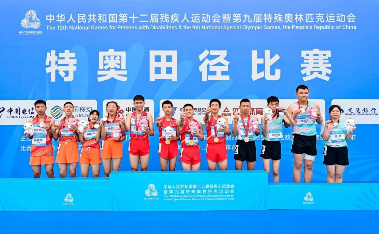 王英旭（左五）、陈宇轩（左七）获得4×400米接力首金颁奖瞬间。