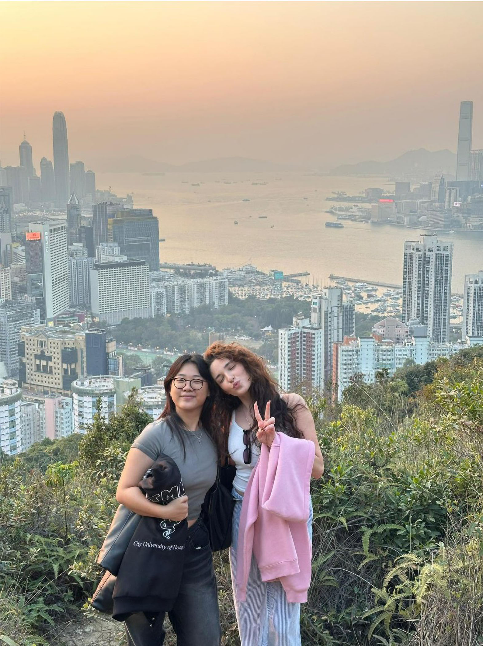 来自保加利亚的学生Ivelina Karaatanasova（右）