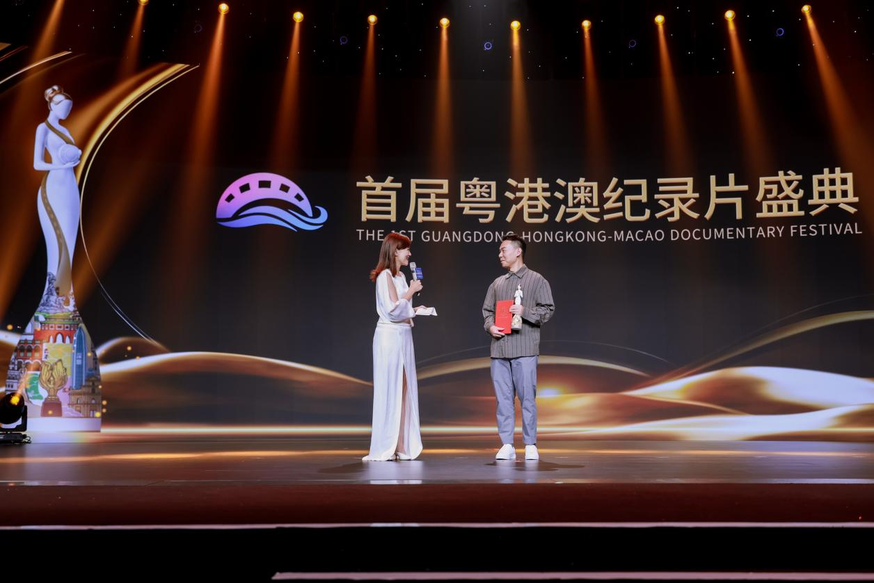 ▲《香港警察故事2024》的导演吴小伟(右)接受主持人采访