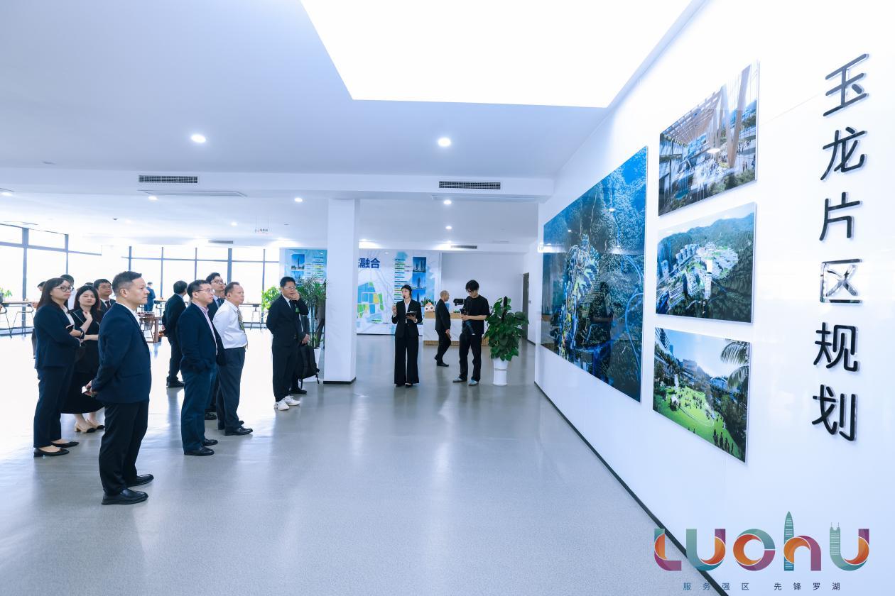 企业家和人才代表们莅临展示玉龙填埋场未来规划的展厅。