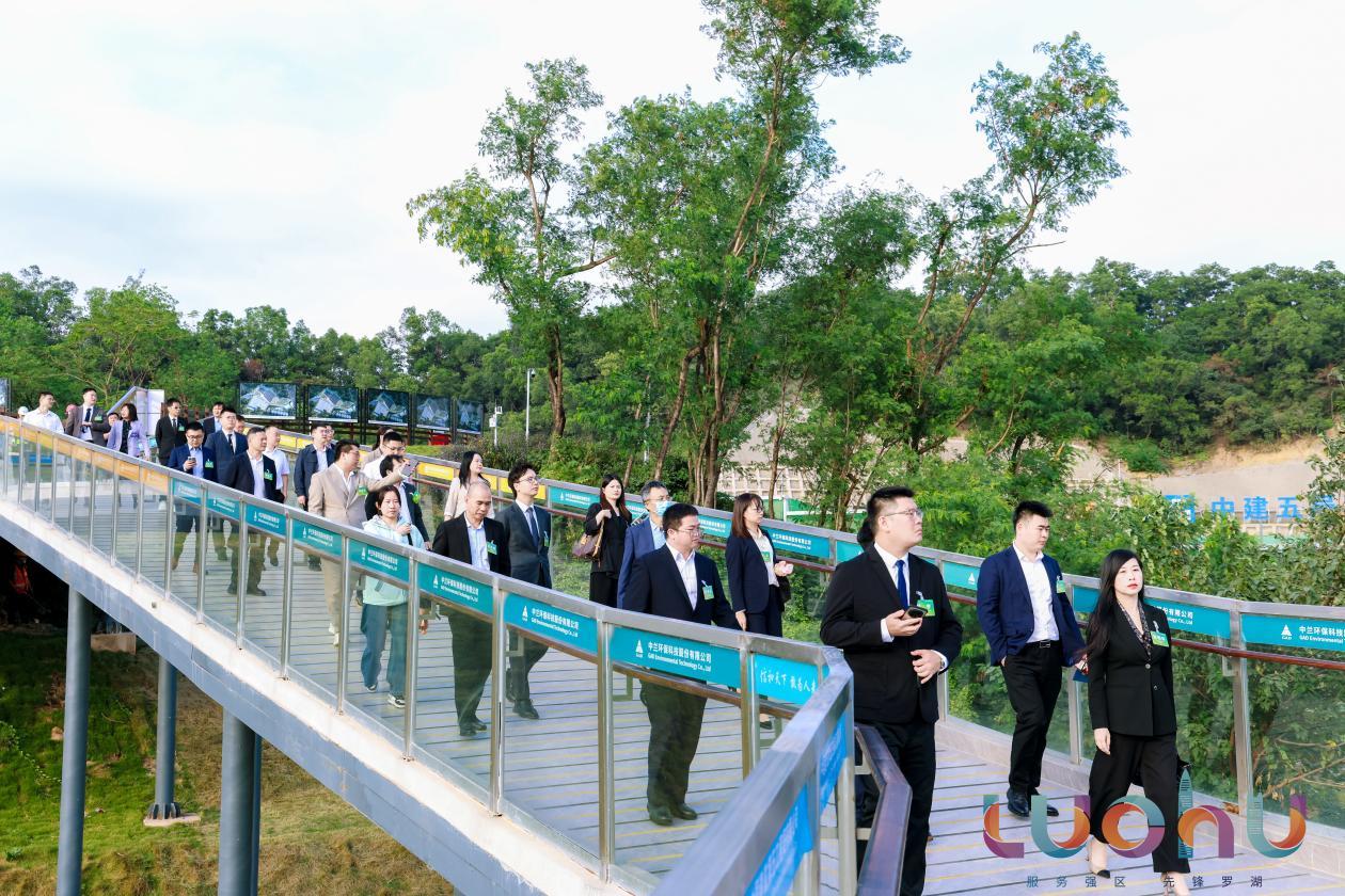 企业家和人才代表们漫步于约200米长的廊桥之上。