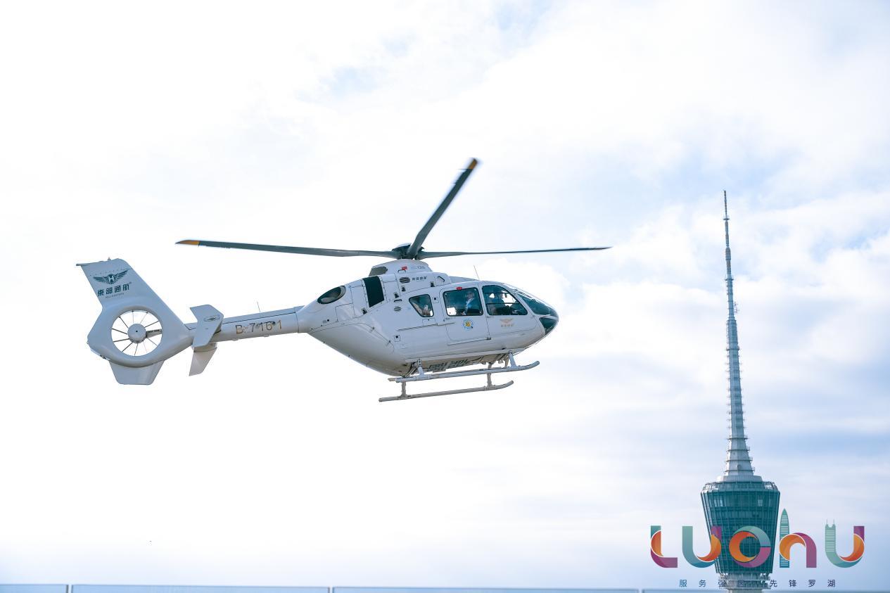 企业家和人才代表们乘直升机前往梧桐山巅的梧桐阁。