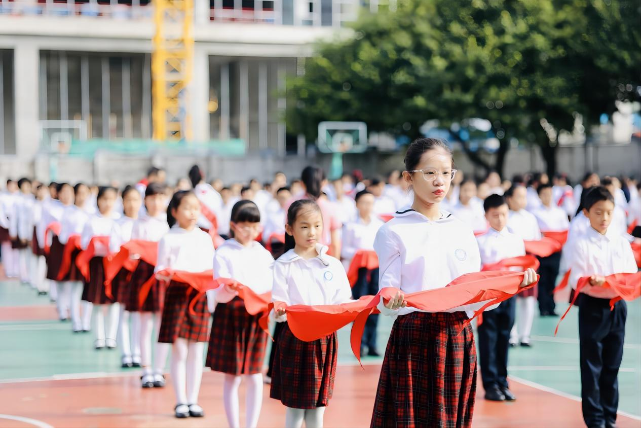 十一三建队日,各校开展五年级学生开展换戴大号红领巾活动