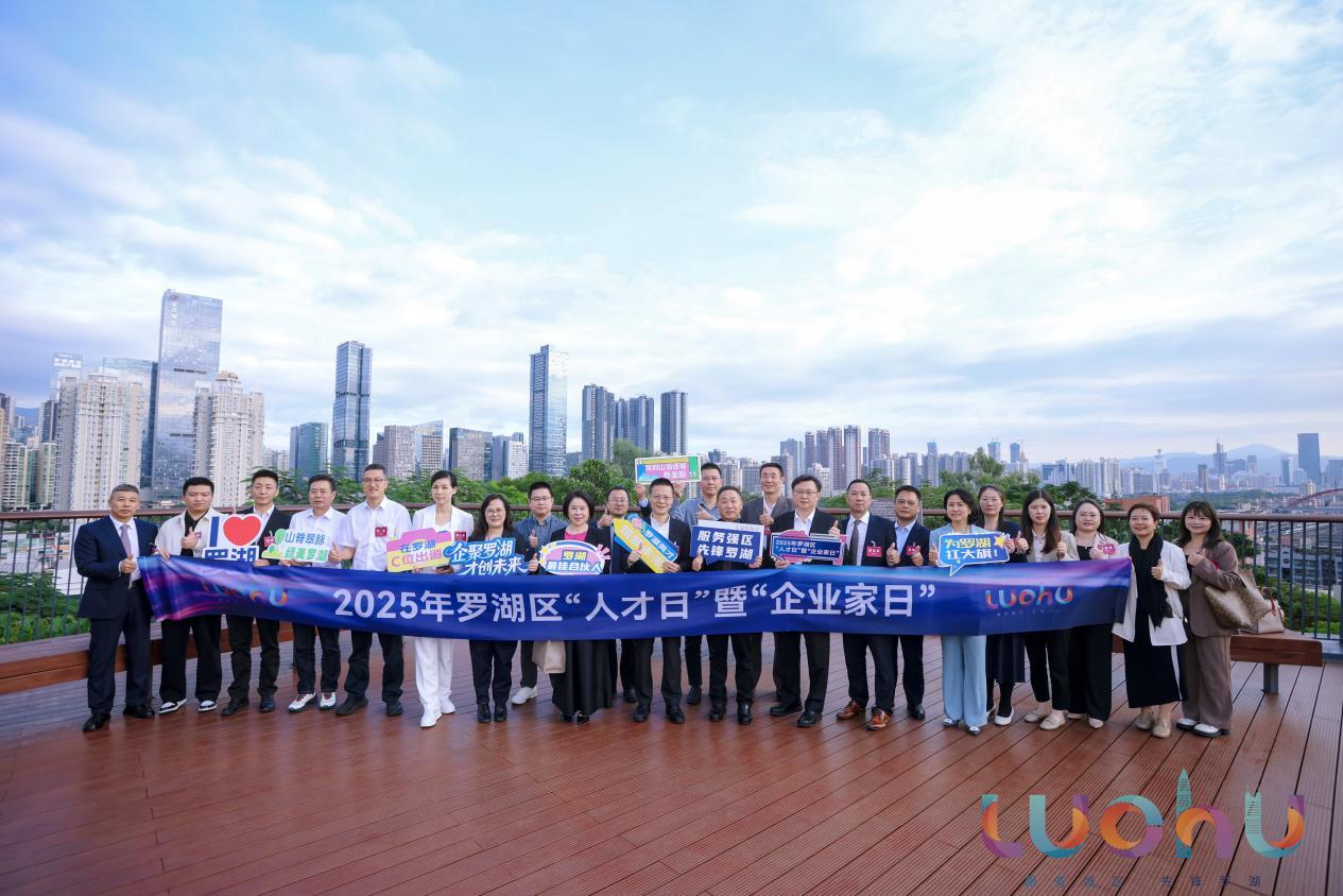  企业家和人才代表们在红岗公园生态廊桥合影打卡。