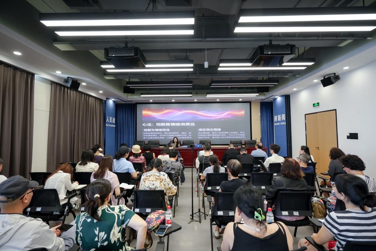 漫森短剧总编剧林芊芊为两地作家进行微短剧写作培训。