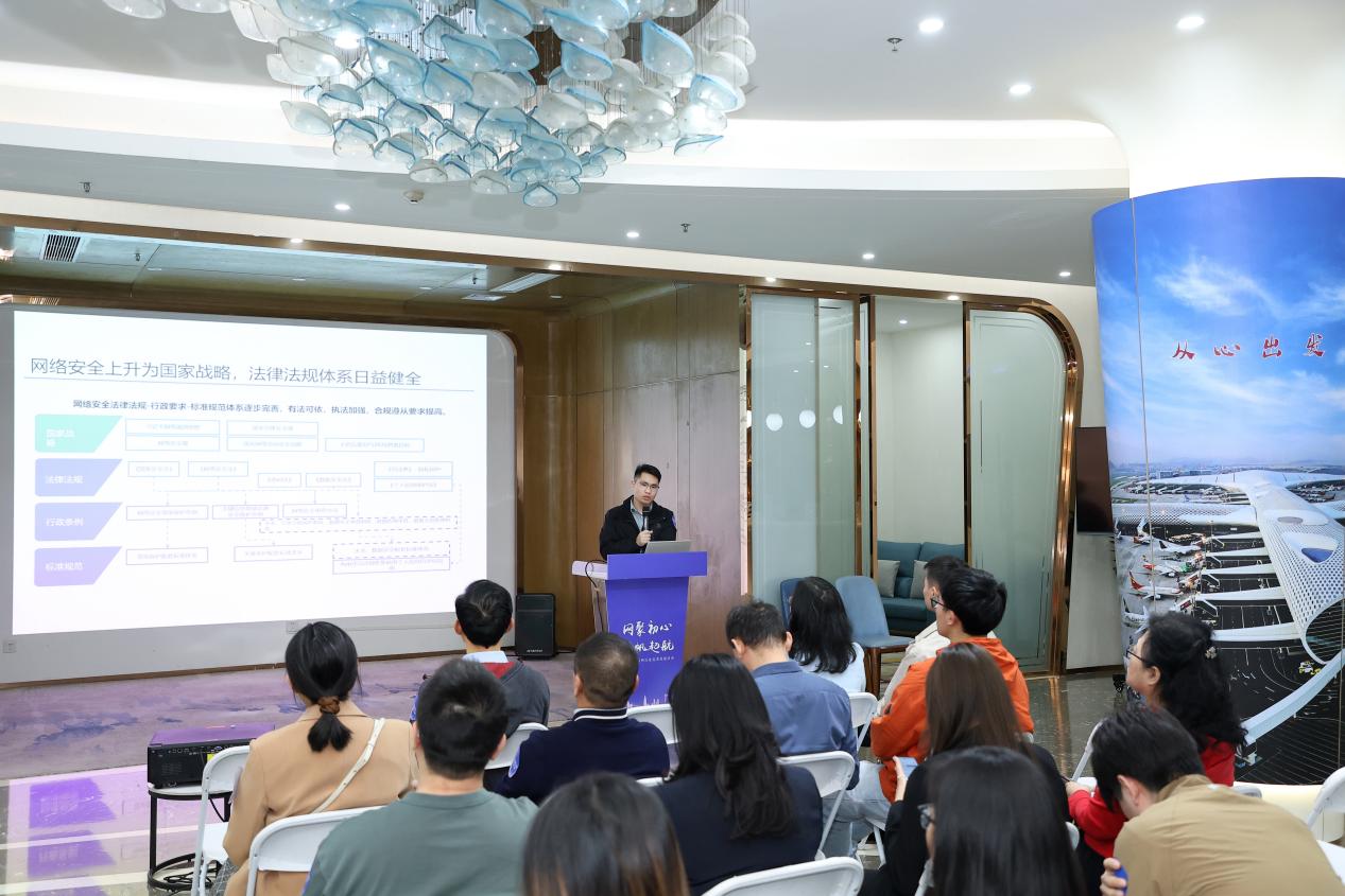 专家李勇围绕当前互联网环境下的安全挑战与应对策略进行了详细阐述。