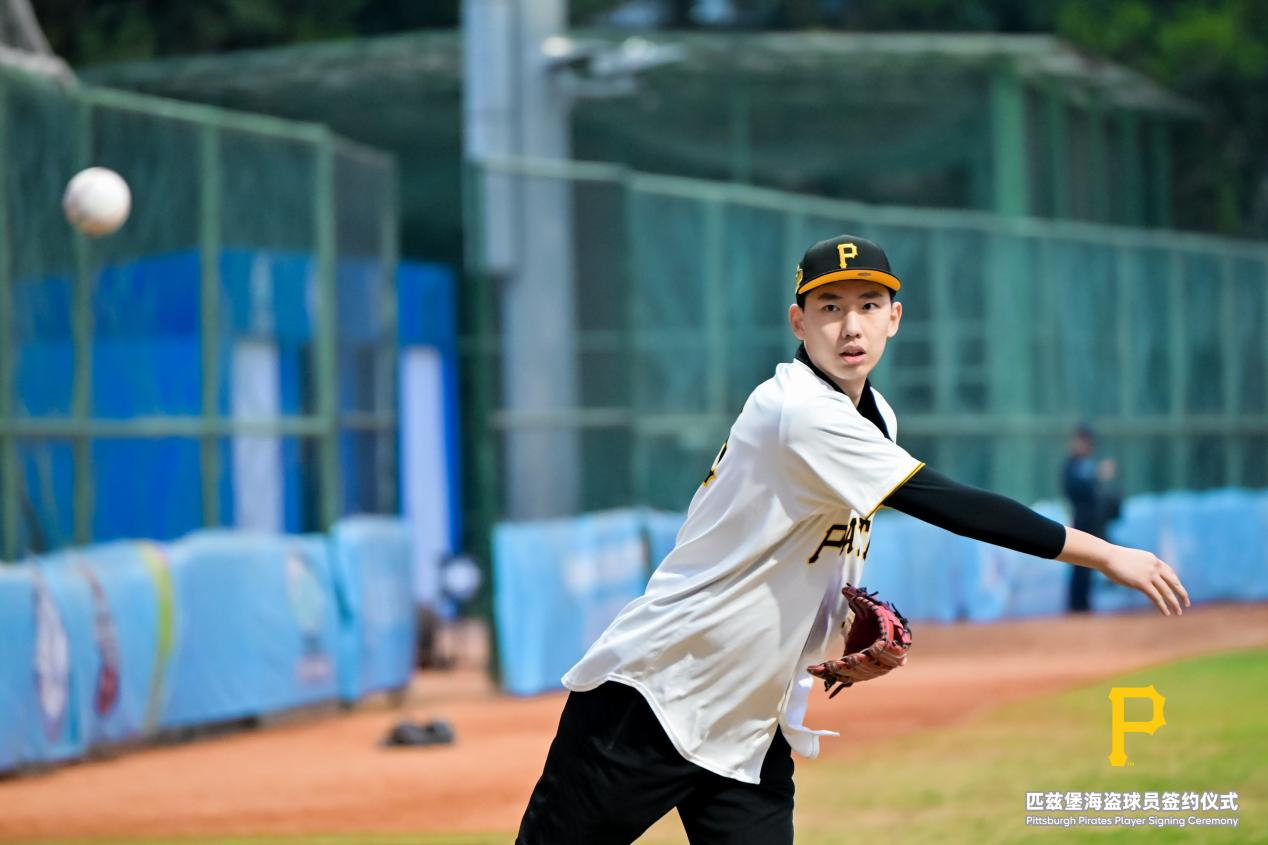 张铭轩为CPB立春联赛开球