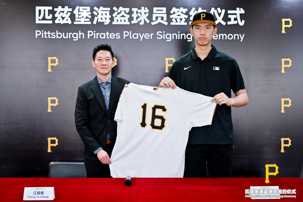  江埕佑与张铭轩签下合约并合影