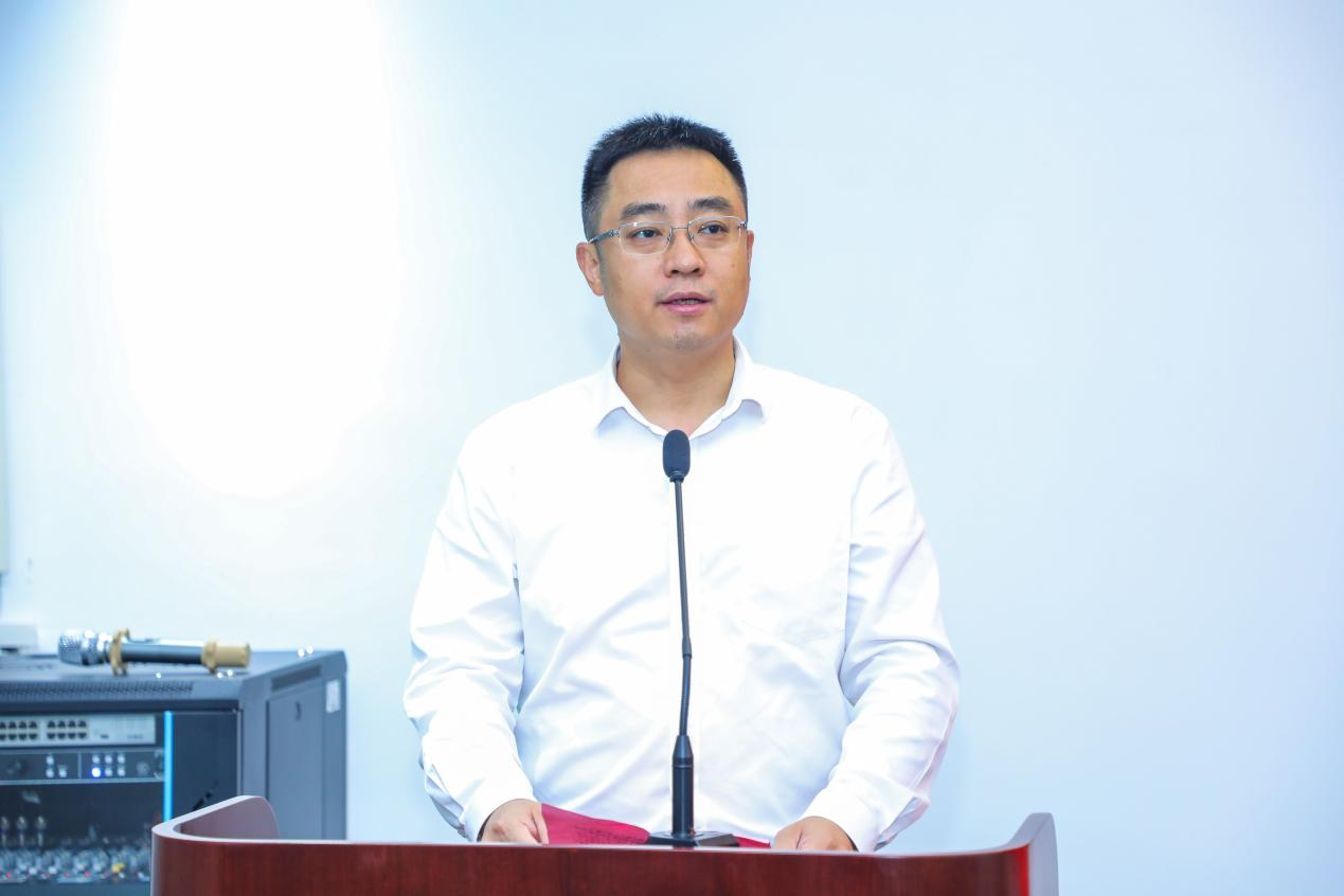 深圳市龙华区副区长张智在宣讲会上致辞