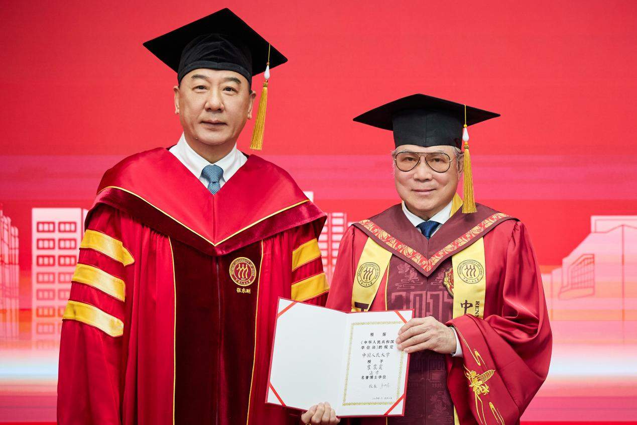 （中国人民大学党委书记张东刚为霍震霆先生拨穗、颁发学位证书）