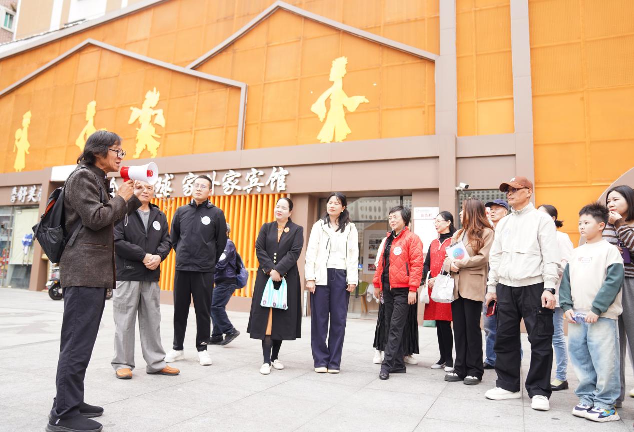 读者们走访完南园街道非遗主题图书馆，听胡野秋老师介绍历史。