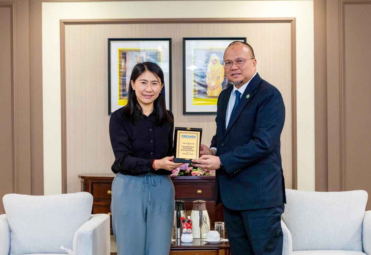 文莱卫生部部长拿督伊山姆（右）和华大基因首席运营官杜玉涛（左）