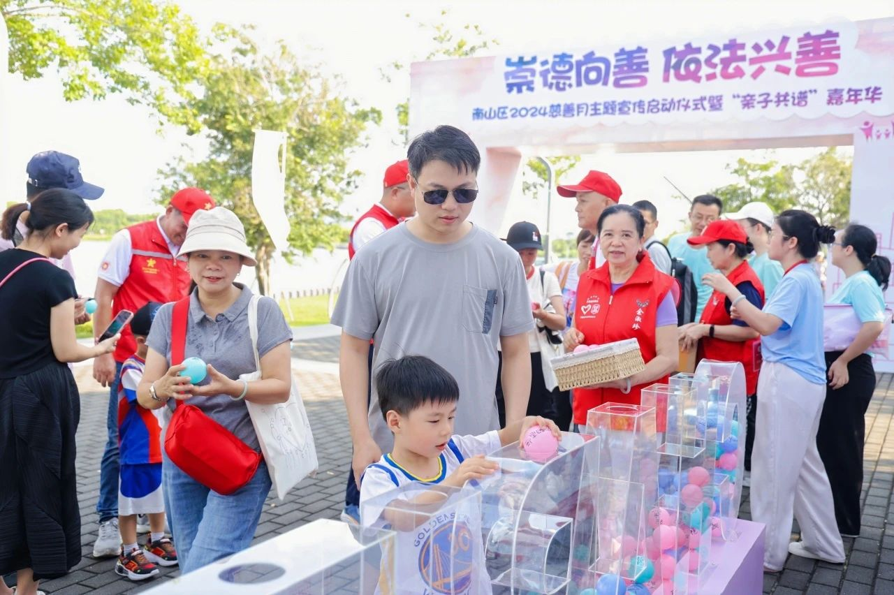 亲子踊跃参与慈善事业