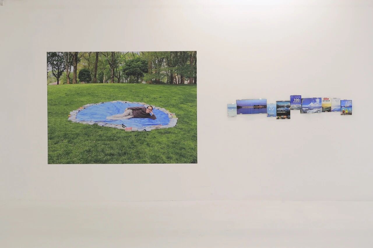 白双全（香港），测量一个收藏在图书馆的海洋（松山湖图书馆版本），2025尺寸可变，艺术微喷、书