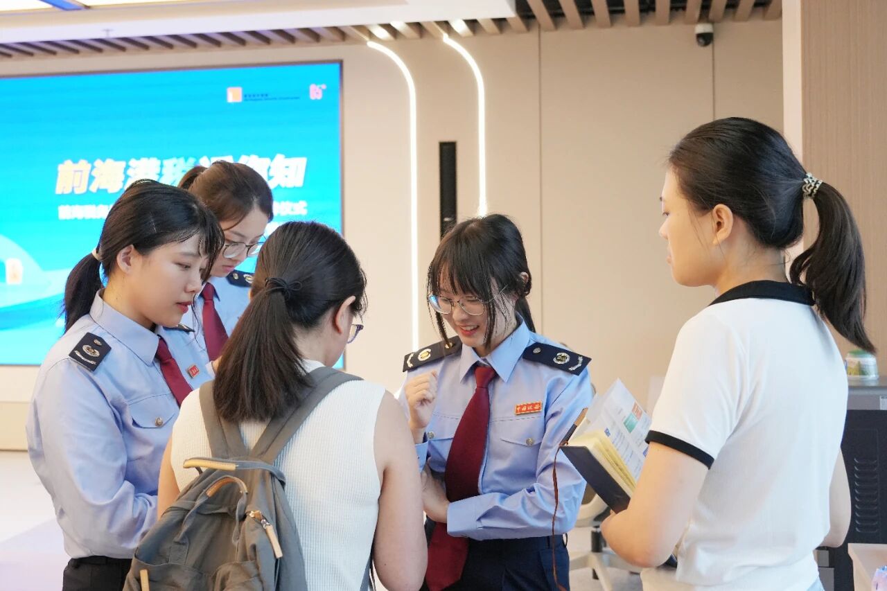 工作人员耐心解答询问。