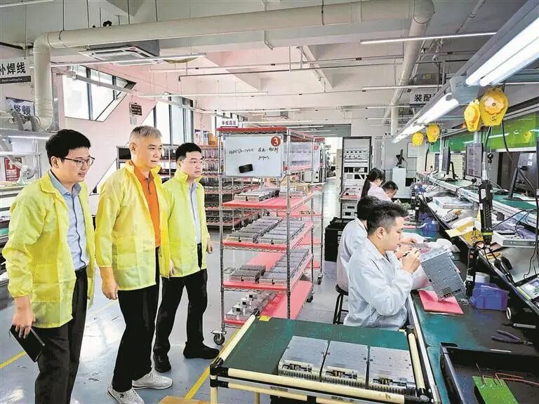 工行深圳龙华支行走访某显示设备企业车间。