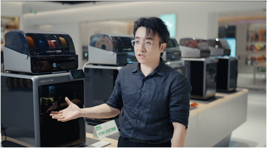 史可介绍创想三维3D打印机。