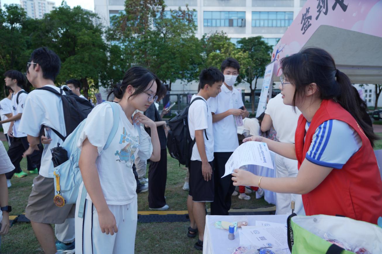 社团市集、国际文化体验区；青年学子扫码报名志愿者、申报绿色出行。