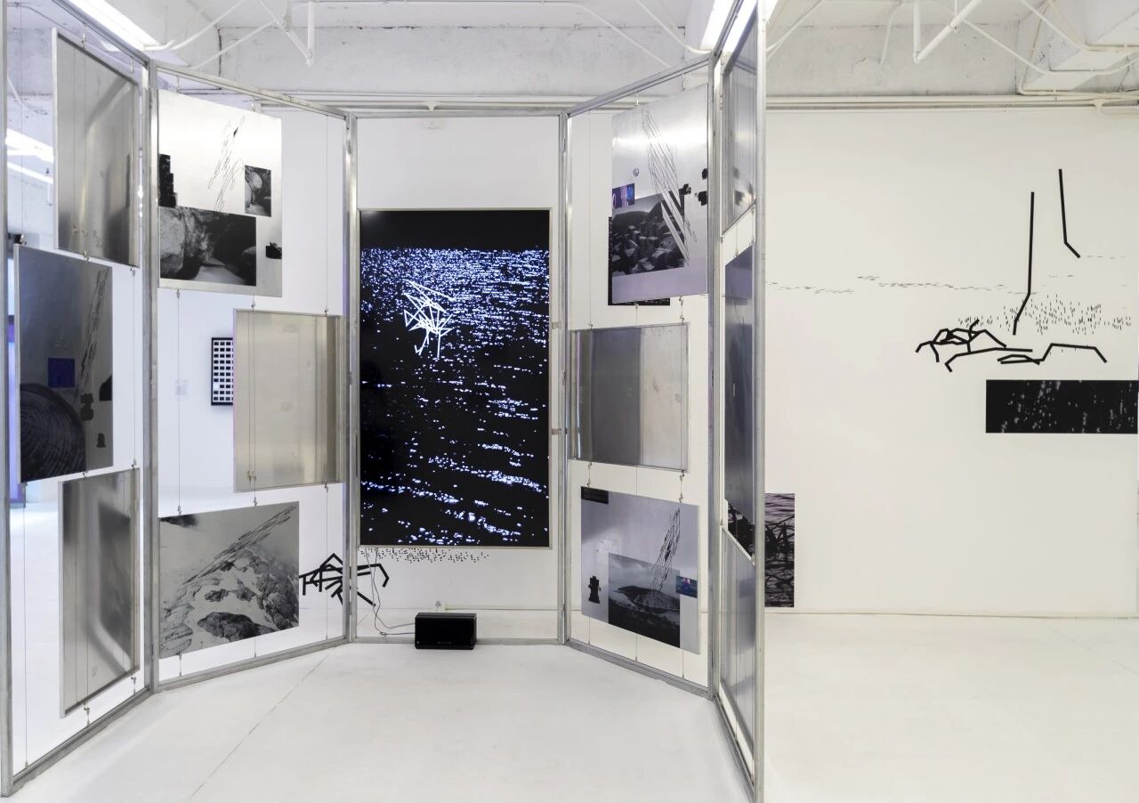 柏志威（深圳），记忆漫游-松山湖，2014-2022尺寸可变，综合媒介装置、铝、摄影、影像、声音