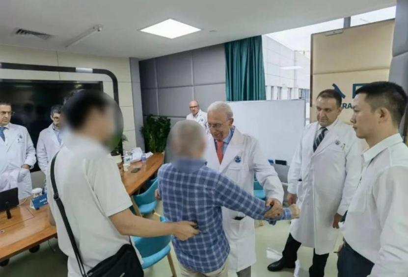 萨米教授为患者进行诊查 图源：深圳市萨米医疗中心
