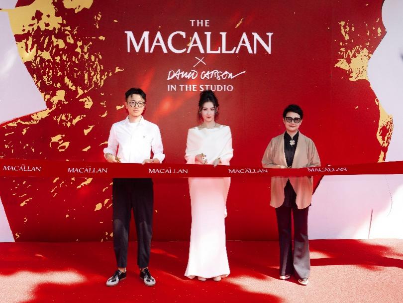 演员张柏芝（中）、爱丁顿中国区董事总经理陈冰（右）、深圳湾万象城代表黄超然（左）为深圳麦卡伦“造诣工坊”限时体验空间剪彩。
