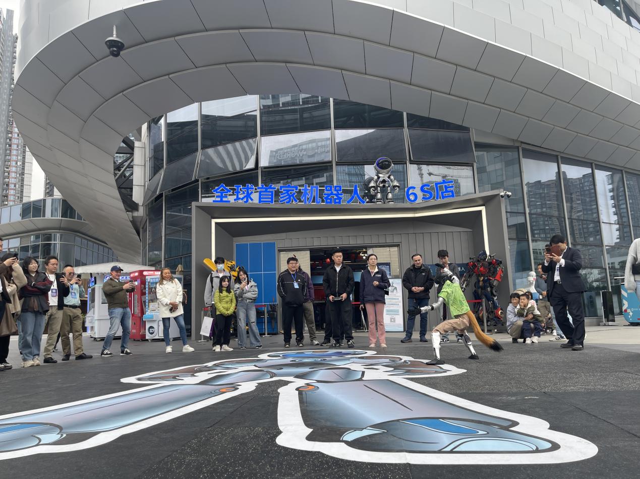 全球首家机器人6S店。新华网发 俞欢 摄