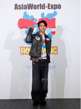 香港新世代流行音乐歌手 AK@MIRROR江𤒹生