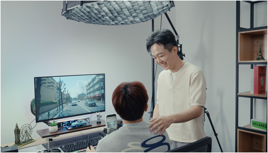 容建华与同事工作画面。