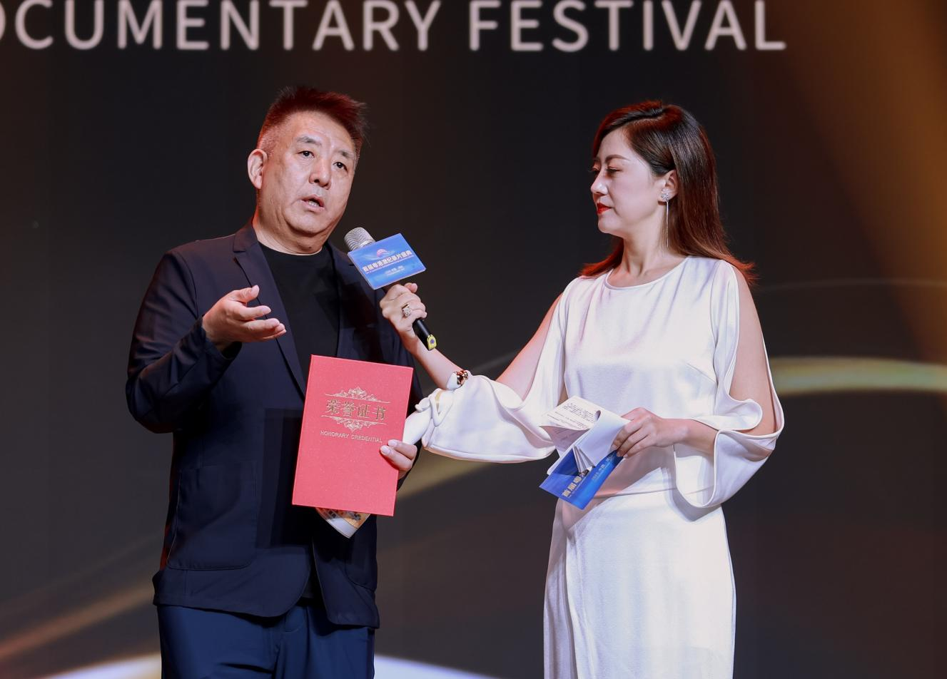 ▲《中华白海豚》的导演闫东(左)接受主持人采访